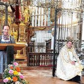 Landfrauen beten zur Mutter Gottes