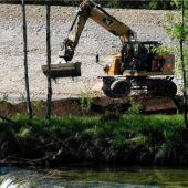 Böschungen entlang des Damms werden humusiert