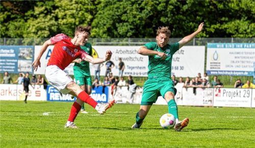Abgeblockt: Wasserburgs Angreifer Luca Wagner beim Schussversuch.Foto Andreas Nickl