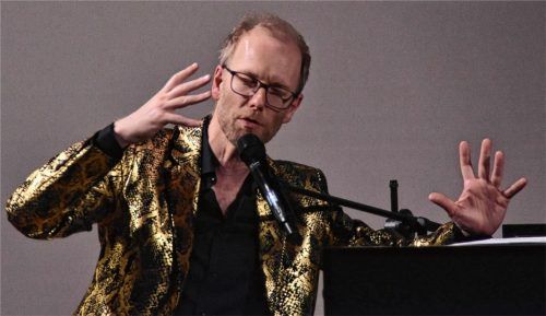 Absurder Tastenkünstler: Der Liedermacher Michael Krebs im goldglitzernden Anzug in der Villa Sawallisch.Foto bovers