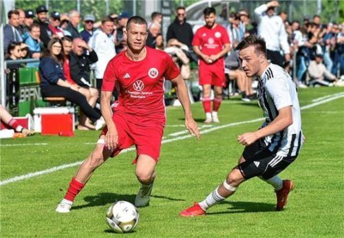 Adel Merdan (links) legt sich den Ball am Gegenspieler vorbei. Foto Dirk Meier