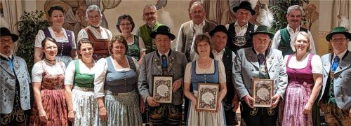 Alle Geehrten vereint zum Erinnerungsfoto: (von links) Vorsitzender Christian Weigl, Leni Kunert (25), Barbara Merk (40), Irmi Erlinghagen (25), Andrea Höbel (25), Barbara Kuchler (25), Barbara Walz (40), Stefan Walz (25), Hubert Weigl (Ehrenvorsitzender), Paul Siersch (25), Hildegard Weigl (Ehrenmitglied), Andreas Stockinger (40), Gottfried Rinser (25), Peter Stockinger (Ehrenmitglied), Albert Mayer (40), Maria Spiel (25), Zweiter Vorsitzender Max Stacheder.Fotos  Höbel