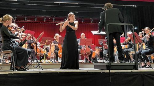 Alles Mozart: Flötistin Cäcilia Haunholder und das Chiemgau Orchester unter der Leitung von Matthias Linke.Foto kirchner