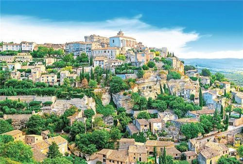 Als Fotostopp ein Muss: Das Bergdorf Gordes schmiegt sich einmalig an den Berg. Im Sommer steigen hier im Amphitheater auch Open-Air-Konzerte. Foto Imago