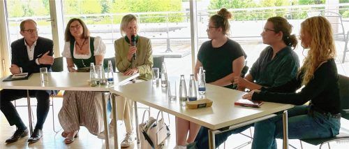 Am Tisch mit Politik-Prominenz: Alexander Dobrindt, Ilse Aigner und Angelika Niebler stellten sich in der OVB-Europa-Runde den Fragen von Stefanie Öllerer, Oscar Wagner und Sophia Fritz (von links). Foto Baumeister