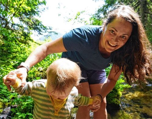Ana Zirner will mit ihrer Tochter Ada über die Alpen. Foto privat