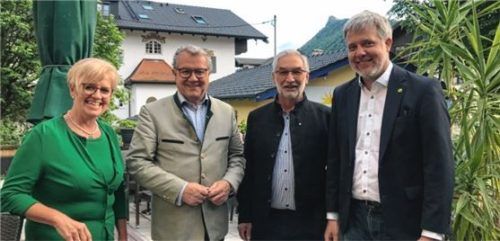 Andrea Rosner, die stellvertretende Landrätin (Grüne) Moderatorin des Abends, Klaus Stöttner (CSU), Präsident des Tourismus Obernbayern, Josef Hohlweger, Hotelier und DEHOGA-Vertreter und Dieter Janecek (Grüne), Koordinator der Bundesregierung für den Bereich Tourismus (von links) .Foto dachs