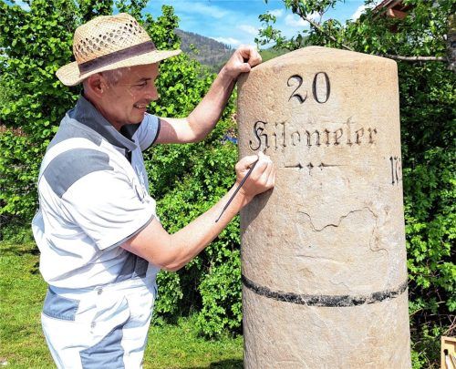 Andreas Fischer erneuert die unleserlich gewordene Schrift an einer der vier vom Heimat- und Geschichtsverein (HGV) vor gut 30 Jahren geretteten alten Kilometersäulen im Priental. Foto Rehberg