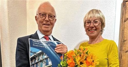Anton Heindl bedankt sich bei Schatzmeisterin Ursula Böge-Klarner für ihr Engagement. Foto re