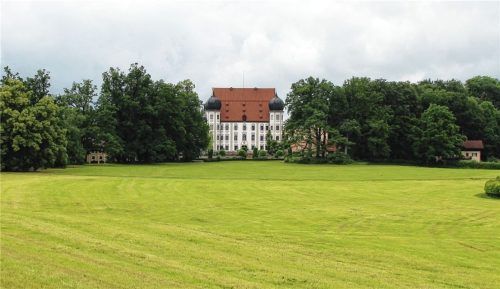 Auch bei schlechtem Wetter wird das Schloss Maxlrain wieder die Kulisse für das Oldie Feeling bilden. Foto  Hadersbeck