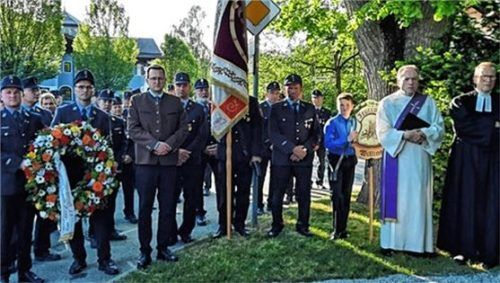 Auch Bürgermeister Stephan Schlier (rechts neben den Kranzträgern) nahm zusammen mit dem evangelischen Pfarrer Markus Merz und Diakon Klaus Schießl (von rechts) am Totengedenken der Willinger Feuerwehr teil. Foto Feuerwehr Willing