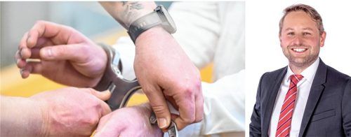 Auch wem vor Gericht die Hände gebunden sind, darf noch auf einen Mitstreiter hoffen: Peter Dürr erläutert die Aufgabe von Verteidigern. Foto dpa/Julian Strathenschulte