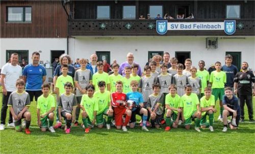 Auf Augenhöhe in der Kreisliga Inn/Salzach: die D-JugendMannschaften der SG Bad Feilnbach/Au (graue Trikots) und TSV Grünwald (hellgrüne Trikots) mit Lothar Matthäus (links).Foto Strim