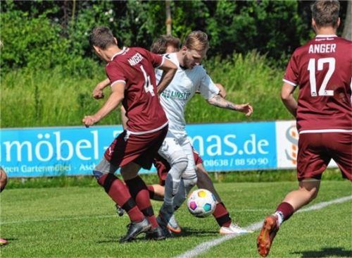 Auf dem Weg ins Glück: Aschaus Christoph Scheitzeneder bei seinem Sololauf zum 2:1-Führungstor. Foto Thomas Neumeier