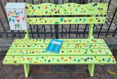 Auf der neuen Freundschaftsbank der Mangfallschule haben sich die Kinder mit ihren Fingerabdrücken verewigt.Foto re