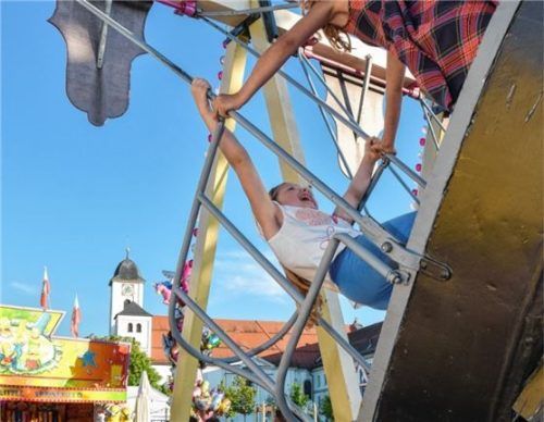 Auf der Schiffschaukel geht es rasant her.