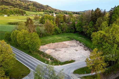 Auf diesem Grundstück am Friedrich-Dittes-Weg in Bad Feilnbach soll die Heizzentrale für die Nahwärmeversorgung entstehen.Foto Kriechbaumer