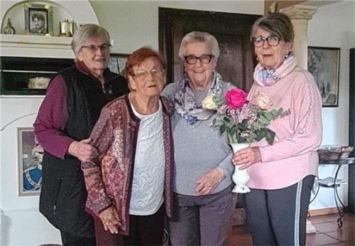 Auf neun Jahrzehnte blickt Hilde Klein (Zweite von links) zurück. Zum Jubeltag gratulierten Hermine Gerbl (rechts) Herta Neumaier (Dritte von links) und Uta Lanzl. Foto re
