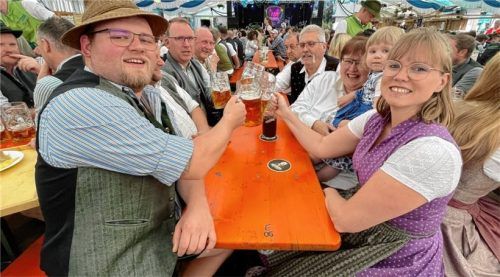 Ausflug in die Nachbarkommune: Mit einem „Prosit der Gemütlichkeit“ genossen die Familien Schmid und Blaga aus Bruckmühl vergnügliche Stunden auf der „Oablinger Wiesn“.