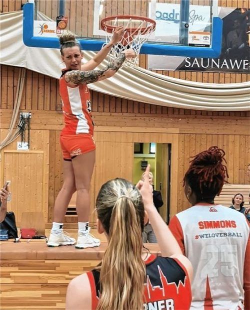 Basketball-Tradition: Dani Shafer schneidet nach dem Erfolg das Netz vom Korb.Foto Bernie Huber