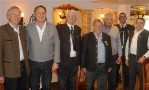 Bei den Ehrungen: (von links) Georg Engelhardt, Helmut Aicher, Zweiter Vorsitzender Sebastian Baumann, Franz Fegl, Josef Hangendobler, Johann Mayer und Karl Seidinger. Foto re