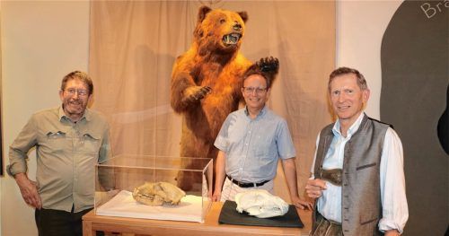 Bei der Ausstellungseröffnung in der Alten Schule in Frasdorf: Diplom-Geologe Dr. Robert Darga vom Naturkundemuseum Siegsdorf, Bürgermeister Daniel Mair als Träger des Höhlenmuseums und Vorsitzender des Heimat- und Kulturvereins Rupert Wörndl (von links).Foto Rehberg