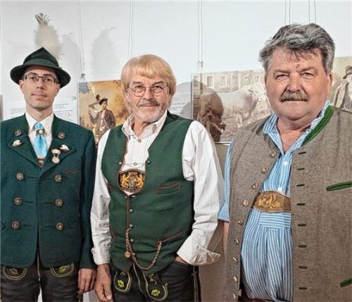 Bei der Ausstellungseröffnung: (von links) Konrad Linner, Vorsitzender des Trachtenvereins Aindorf Pittenhart, Heimatpfleger Sebastian Guggenhuber und Bürgermeister Sepp Reithmeier.Foto emk