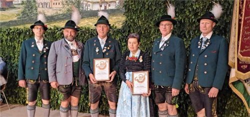 Bei der Ehrung für 50 Jahre Mitgliedschaft: (von links) Trachtenvereinsvorsitzender Konrad Linner, Gauvorsitzender Michael Hauser, die neuen Ehrenmitglieder Englbert Vodermaier und Anni Stöcklhuber sowie stellvertretender Gauvorsitzender Alfred Gehmacher und Hubert Dumpler, Gebietsvertreter Chiemgau-Nord.