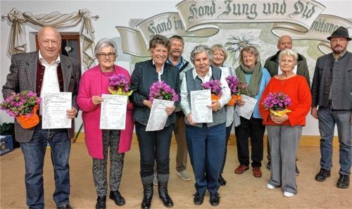 Bei der Ehrung langjähriger Mitglieder: (von links) Richard Gossner (40), Elisabeth Angermann (40), Maria Uphoff (40), Hans Berghammer (40), Johanna Gsinn (50), Elisabeth Ablinger (40), Karin Gorytzka (40), Irmfried Wimmer (40) und Hans Rucker senior (60) sowie Vorsitzender Hans Rucker. Fotos rehberg