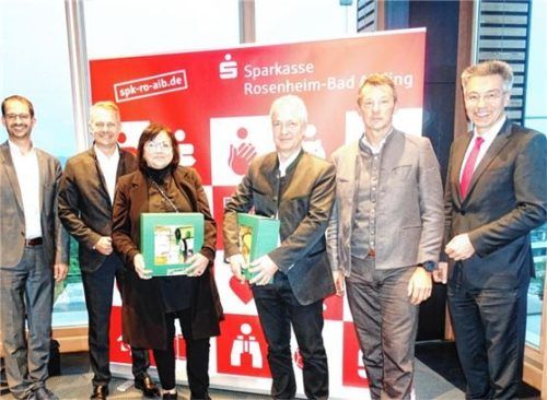 Bei der Ehrung: (von links) Rosenheims Oberbürgermeister Andreas März, Sparkassen-Vorstandsvorsitzender Karl Göpfert, Ali Höllbauer, Lorenz Zunhammer, Kreishandwerksmeister Rudolf Schiller und Landrat Otto Lederer.

Foto hötzelsperger