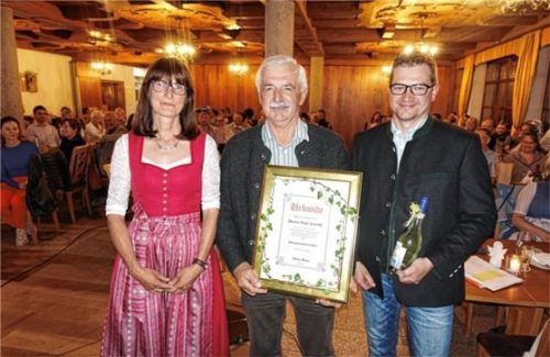 Bei der Jahresversammlung der Anbietergemeinschaft UadB Chiemsee-Wendelstein in Rohrdorf ernannten die Vorsitzenden Sabine Bauer und Donat Fischer, Paul Arnold (Mitte) zum Ehrenvorsitzenden.