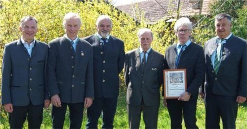 Bei der Mitgliederehrung: (von links) Schriftführer Sebastian Schartner, Fähnrich Georg Hundhammer, Zweiter Vorsitzender Helmut Lackner, die Geehrten Hans Riedl und Sebastian Unterhauser sowie Vorsitzender Hans Schartner. Foto re