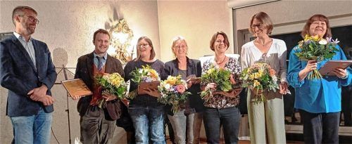 Bei der Preisverleihung des „Grassauer Deichelbohrer“ 2023/2024 überreichte Grassaus Bürgermeister Stefan Kattari (von links) Blumen, Urkunden und Preisgelder an (von links) Simon Bethge, Annette Arend, Ulrike Sabine Maier, Juliane Breinl, Heike Kuhn und Henrietta Hartl. Foto Giesen