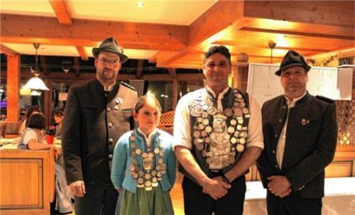 Bei der Proklamation: (von links) Schützenmeister Martin Esterl mit Jugend-Schützenkönigin Valentina Murner, Schützenkönig Hans Rieder und Johannes Maier.Foto re