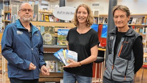 Bei der Übergabe der Bücher: (von links) Sepp Müller, Vorsitzender der DAV-Rosenheim, Marie-Luise Forster, Stadtbibliothek Rosenheim, und DAV-Klimaschutzkoordinator Harald Wettemann.Foto re