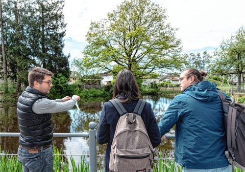Bei einem ersten Vor-Ort-Termin stellte Bürgermeister Johannes Thusbaß den Studenten der TU München das Pruttinger Mösl vor. Sie werden sich im Rahmen einer Semesterarbeit überlegen, wie man aus dem „Wahrzeichen“ des Ortes noch mehr machen könnte.Foto Thomae