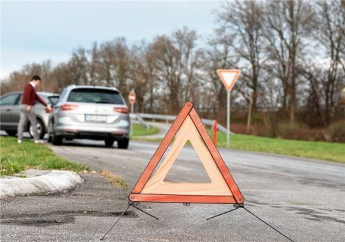 Bei einem Unfall haben Absicherung der Unfallstelle und Erste Hilfe oberste Priorität.Foto DJD/DEVK/Jürgern Naber