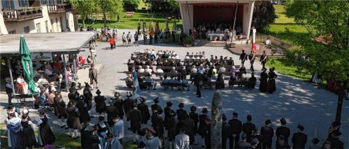 Bei strahlendem Sonnenschein fand nach einem feierlichen Kirchenzug durch den Ort zum Oberaudorfer Kurpark am Musikpavillon der Festgottesdienst zur 120-Jahr-Feier der Musikkapelle Oberaudorf statt.Foto Steffenhagen