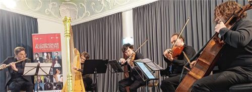 Beim Abschlusskonzert des 21. Chiemgauer Musikfrühlings im Kloster Seeon spielten (von links) Maximilian Randlinger, Flöte, Marie-Pierre Langlamet, Harfe, Aylen Pritchin, Violine, Razvan Popovici, Viola, und Justus Grimm, Violoncello. Foto Giesen
