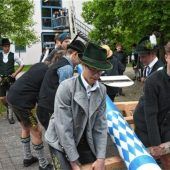 Schüler stemmen Maibaumim Pausenhof in die Höhe