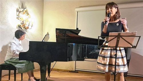 Beim literarischen Abend zu Kurt Tucholsky las Sabine Sauer aus seinen Schriften. Varvara Manukyan spielte dazu am Bösendorfer Flügel die passenden Stücke.Foto Giesen
