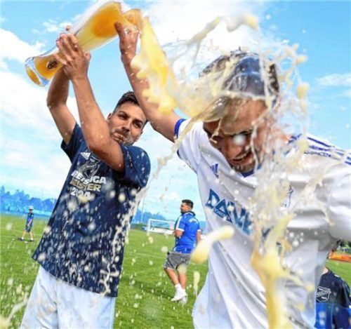 Bekanntes Bild vom letzten Spieltag: Die Weißbierdusche gibt es beim TSV Fridolfing schon das dritte Mal hintereinander.Foto mb.presse – Butzhammer