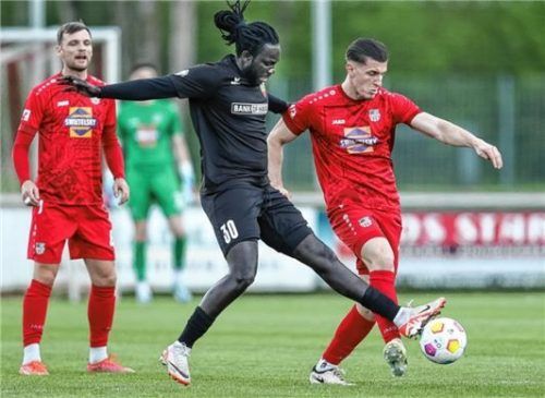 Bekommt der SBC Traunstein noch einen Fuß ins Rennen um Platz zwei? Gentian Vokrri (rechts), Michael Wallner (links) und Co. wollen auch Pullach schlagen. Foto Hans Weitz