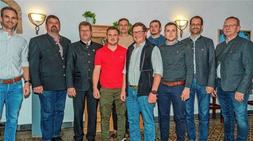 Bewährte und neue Gesichter in der Vorstandschaft der Feuerwehr Pang: (von links) Schriftführer Richard Wörndl, Vorstand Thomas Fischbacher, Kommandant Günter Scholz, Zweiter Kommandant Michael Hoerauf, Zweiter Kassier Marinus Paul, Zweiter Vorstand Daniel Baier, Fähnrich Thomas Fischbacher junior und Kassier Christian Hoerauf mit Oberbürgermeister Andreas März sowie Stadtbrandrat Hans Meyrl.Foto Aerzbäck