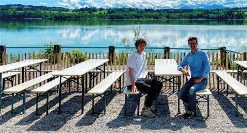 Biergarten mit Seeblick: Stephanskirchener Bürgermeister Karl Mair (rechts) und Wirt Jonathan Beblo haben Neuigkeiten für den Simsseer Biergarten in Baierbach. Foto Picasa