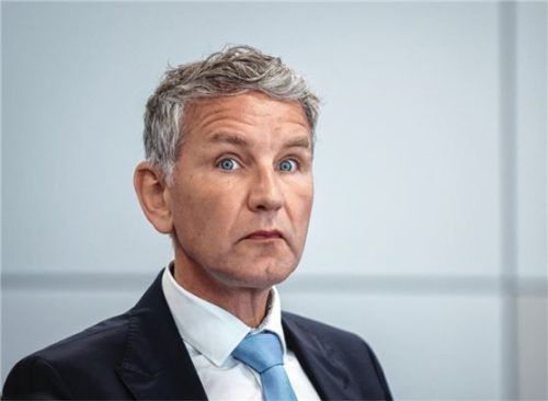 Björn Höcke, Vorsitzender der Thüringer AfD, wurde am Dienstag, 14. Mai, vom Landgericht Halle (Saale) wegen des Verwendens von Kennzeichen verfassungswidriger Organisationen zu einer Geldstrafe in Höhe von insgesamt 13000 Euro – 130 Tagessätze von je 100 Euro – verurteilt. Foto dpa