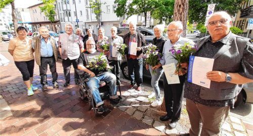Blumen und Urkunden erhielten VdK-Mitglieder für ihre langjährige Zugehörigkeit.Fotos Re