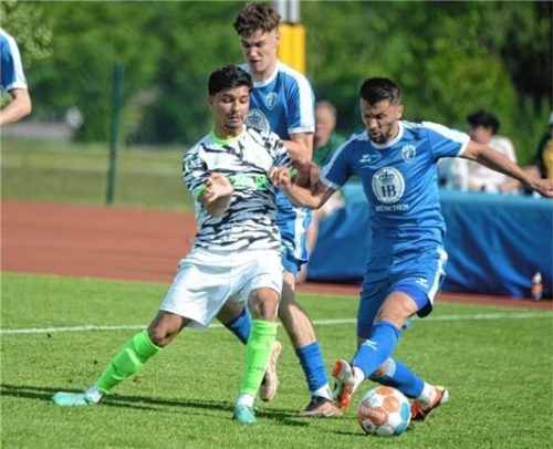 Bosnisches Duell im Mittelfeld: Bad Endorfs Anel Salibasic (rechts) und Armando Mustafic. Foto Franz Ruprecht