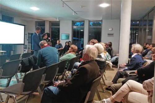 Bürgermeister Karl Mair und Roxanne Scheurl vom Landratsamt (stehend) informierten die Stephanskirchener über die geplante Dauerunterkunft für Asylbewerber im Gewerbegebiet an der Hofmühlstraße. Foto Hampel