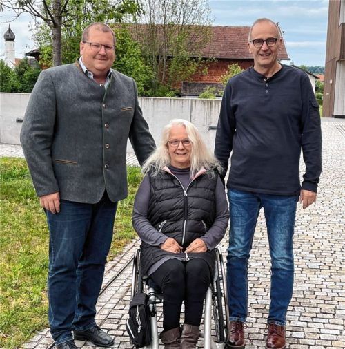 Bürgermeister Stefan Adam mit der neuen Behindertenbeauftragten Fee Peus und Ehemann Martin Peus (rechts). Foto Heinz